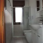 דירה Colourful Flat With Balcony In