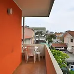 דירה Colourful Flat With Balcony In ביביונה
