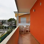 Colourful Flat With Balcony In דירה ביביונה