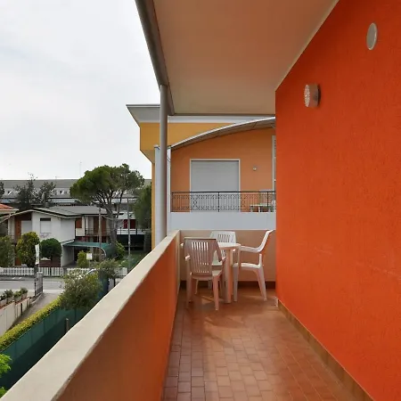 Lejlighed Colourful Flat With Balcony In