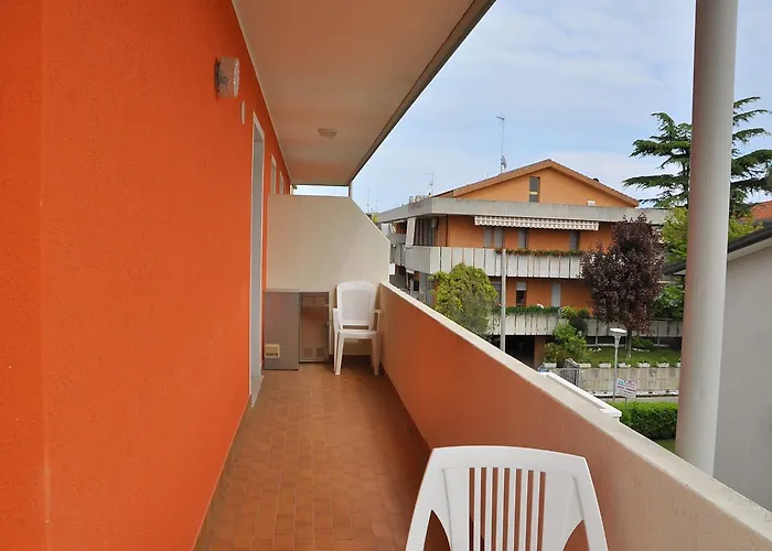 Colourful Flat With Balcony In Lägenhet Bibione