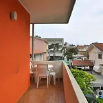 Colourful Flat With Balcony In 아파트