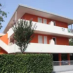 Colourful Flat With Balcony In 아파트