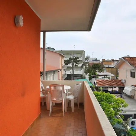 Colourful Flat With Balcony In Apartman